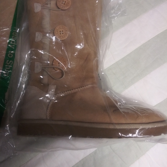 Brand new Authentic Uggs - Picture 3 of 7